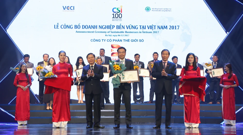 Ông Đoàn Hồng Việt nhận giải thưởng