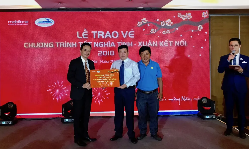 Trao 1.200 vé tàu tết đến tay công nhân ảnh 1