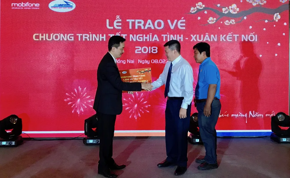 Trao 1.200 vé tàu tết đến tay công nhân ảnh 2