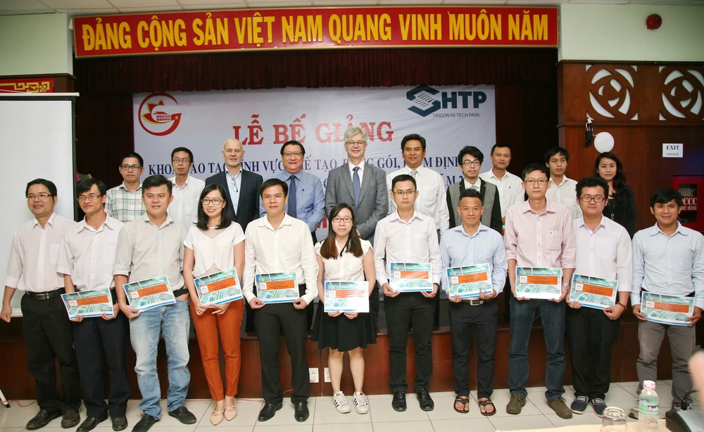 Các học viên hoàn thành khoá đào tạo về vi cơ điện tử