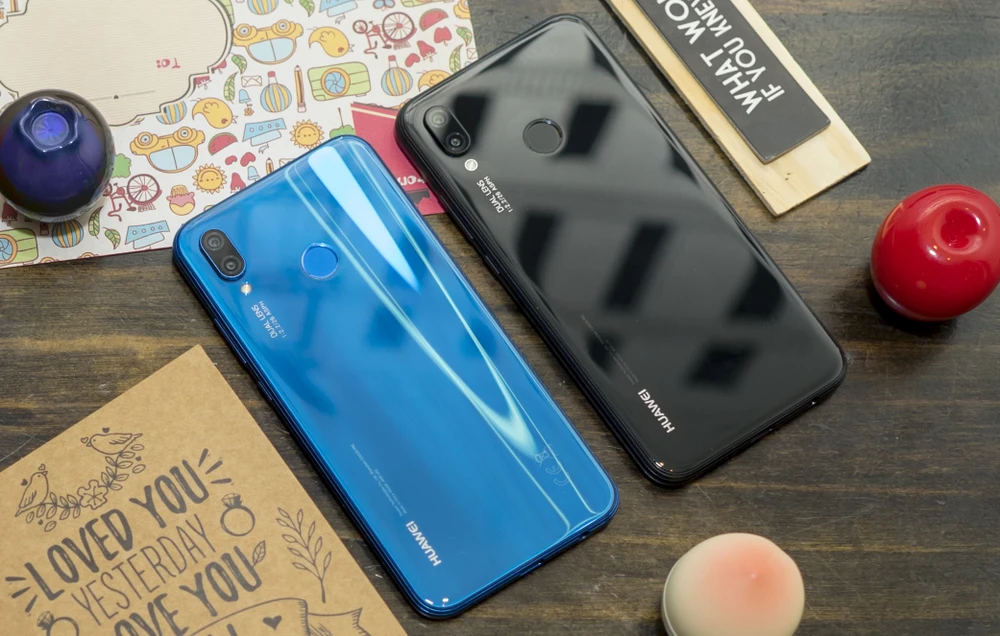 Huawei Nova 3e với hai màu xanh và đen