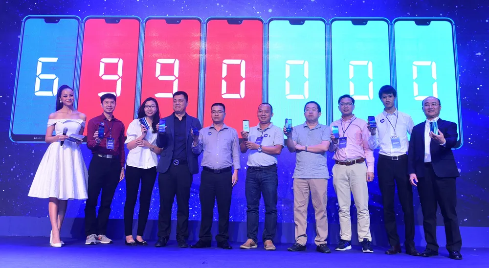 Huawei Nova 3e “tai thỏ” giá 6.990.000 đồng ảnh 1