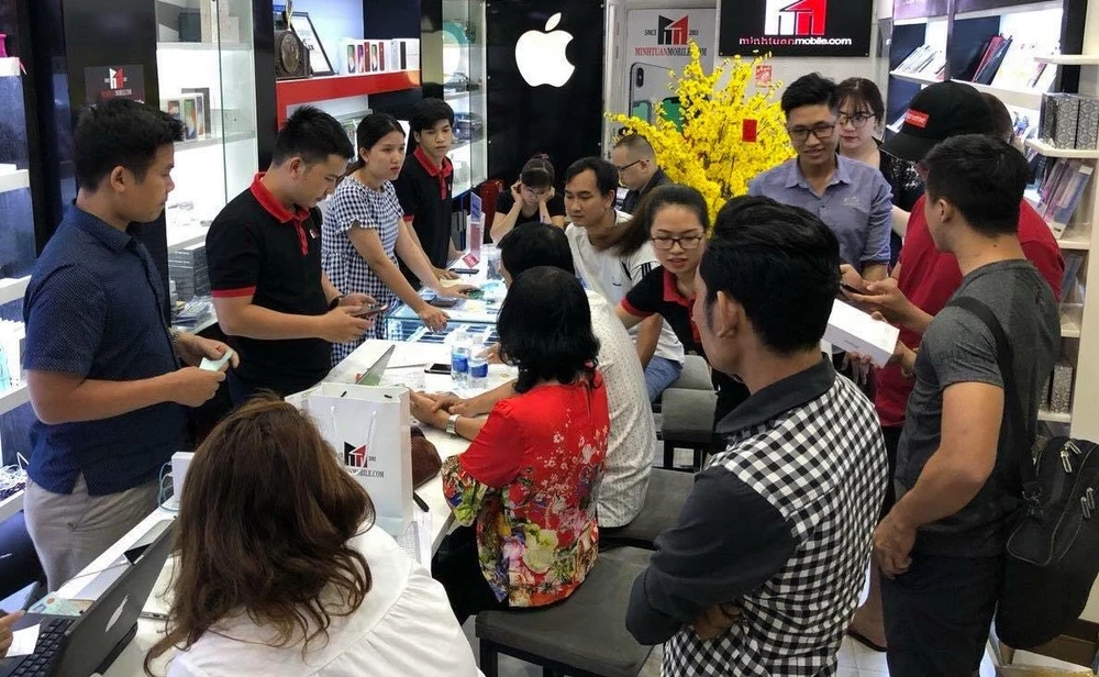 Khách hàng mua iPhone tại Minh Tuấn Mobile