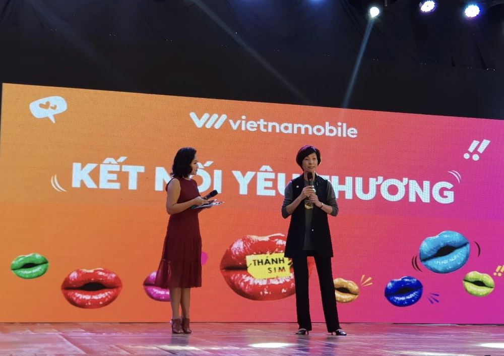 Bà Elizabete Fong, Tổng Giám Đốc Vietnamobile trong chương trình "Kết nối yêu thương"