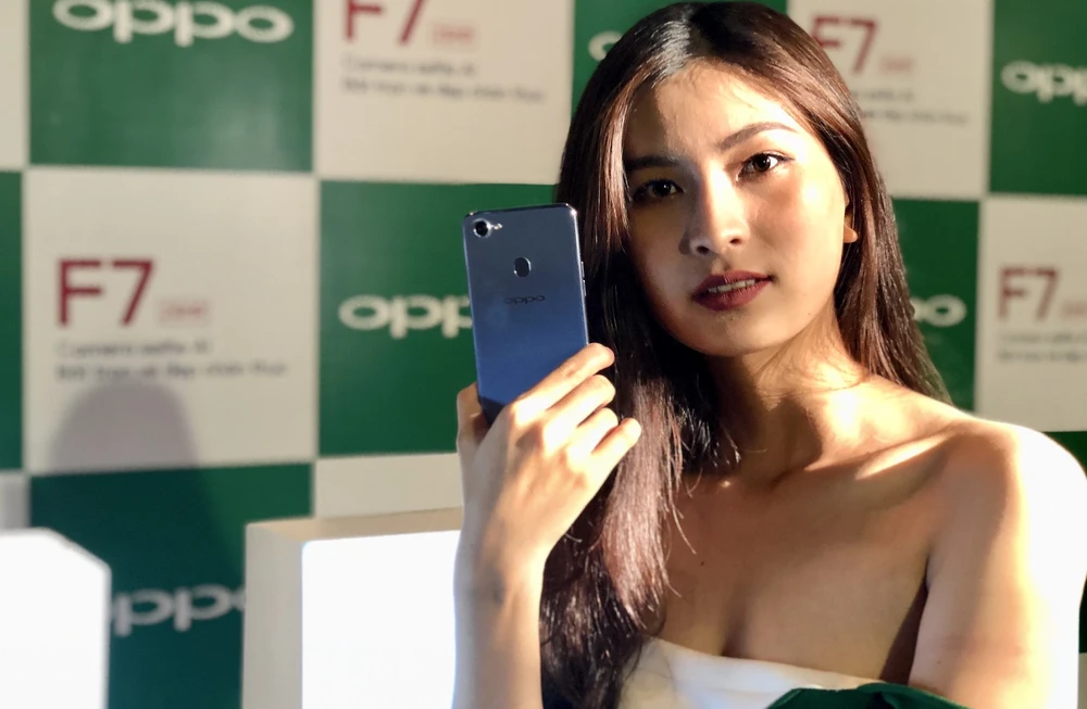 OPPO F7 với mặt lưng được phủ một lớp gương độc đáo