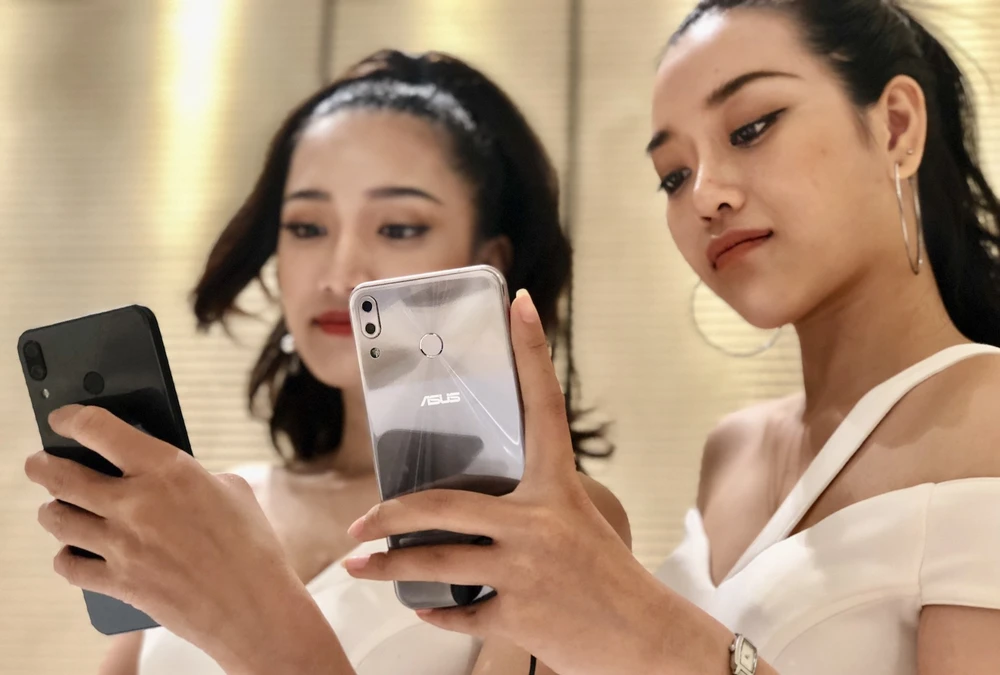 ZenFone với hai màu là đen khoáng và xám thạch anh