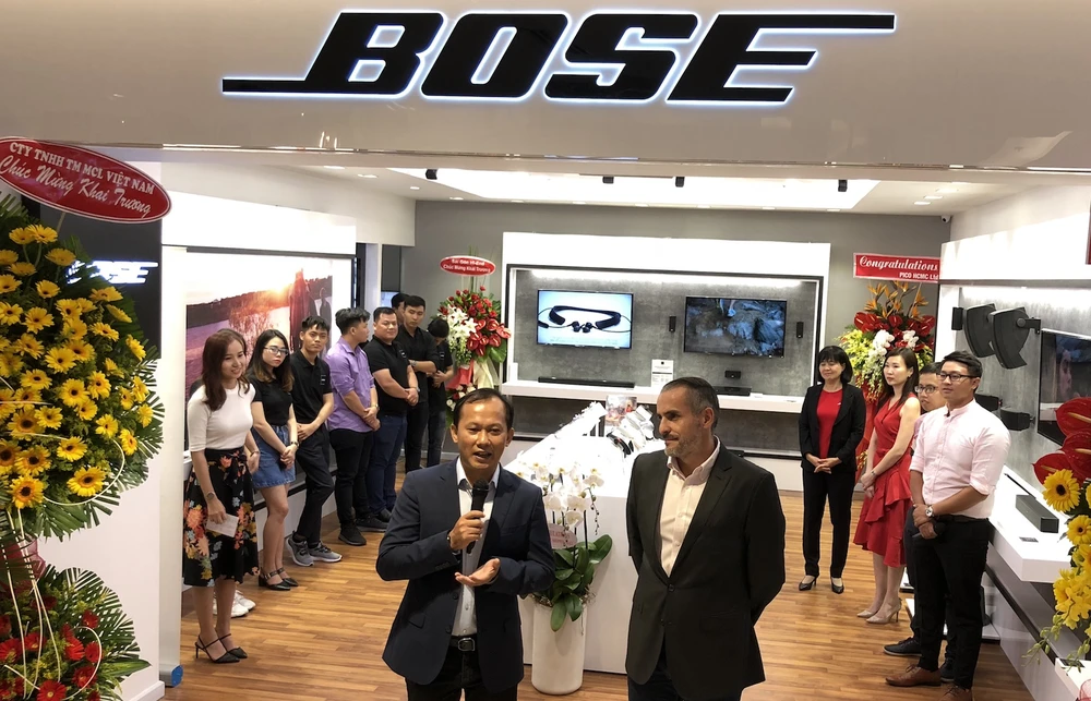 Mai Nguyên và đại diện hãng Bose tại buổi khai trương của hàng mới