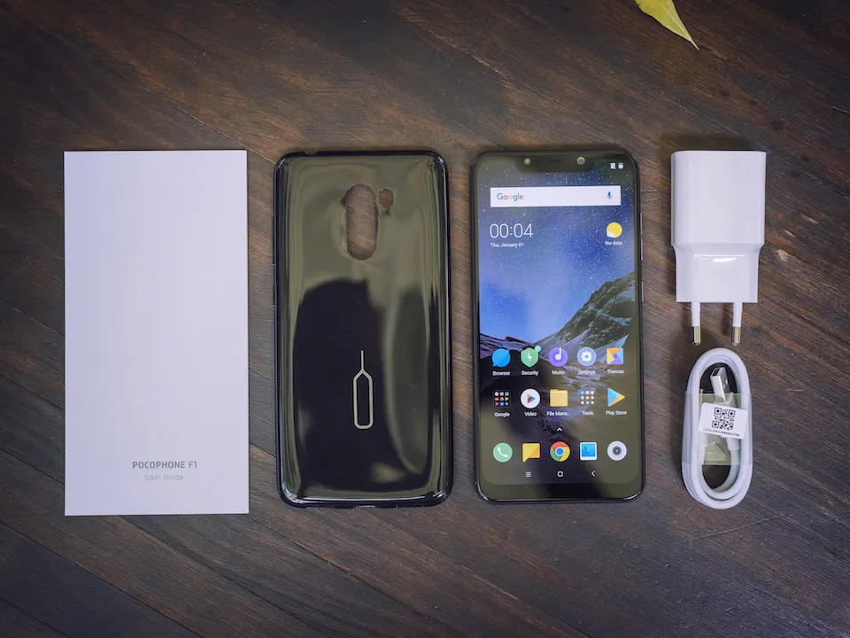 Toàn bộ POCOPHONE F1 khi vừa được "đập hộp"