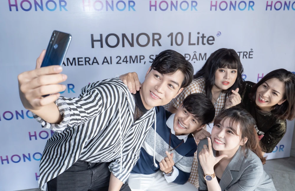 HONOR 10 Lite hướng vào khả năng chụp ảnh selfie