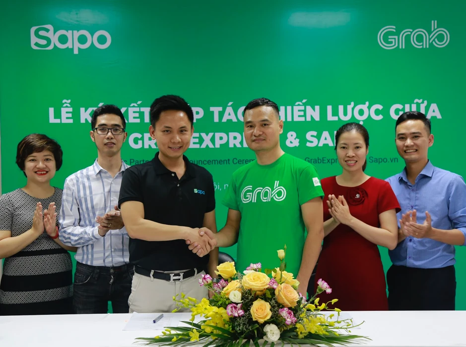 Lãnh đạo Sapo và GrabExpress tại lễ ký kết nhằm giúp các chủ shop bán hàng dễ dàng hơn