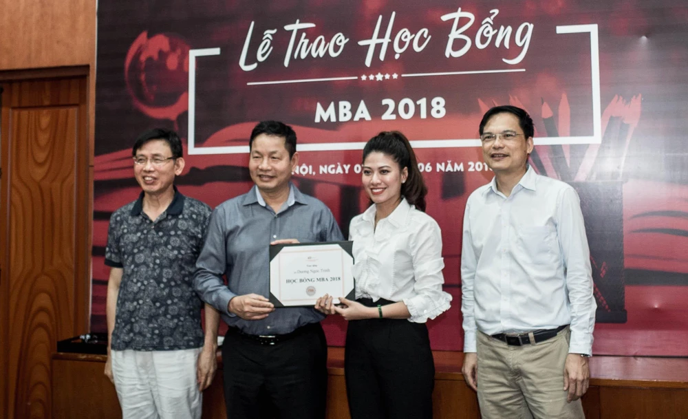 Trước đây, Viện Quản trị & Công nghệ FSB đã trao học bổng MBA