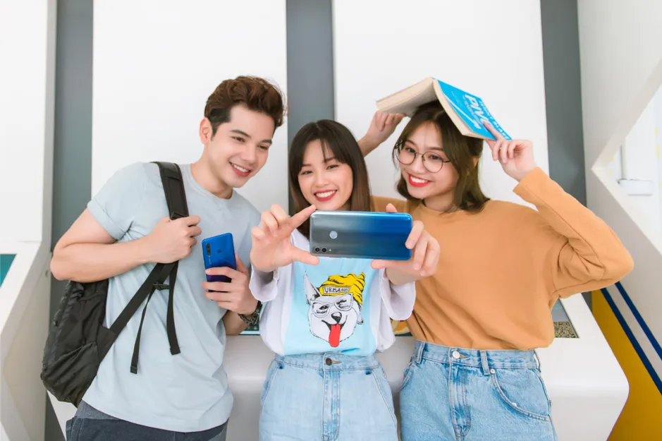 Giới trẻ “cúi đầu”  vào điện thoại, có lý do nào riêng? ảnh 3 Giới trẻ “cúi đầu”  vào điện thoại, có lý do nào riêng? ảnh 3