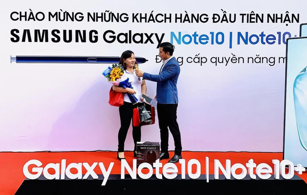 Khách hàng nhận Note10 