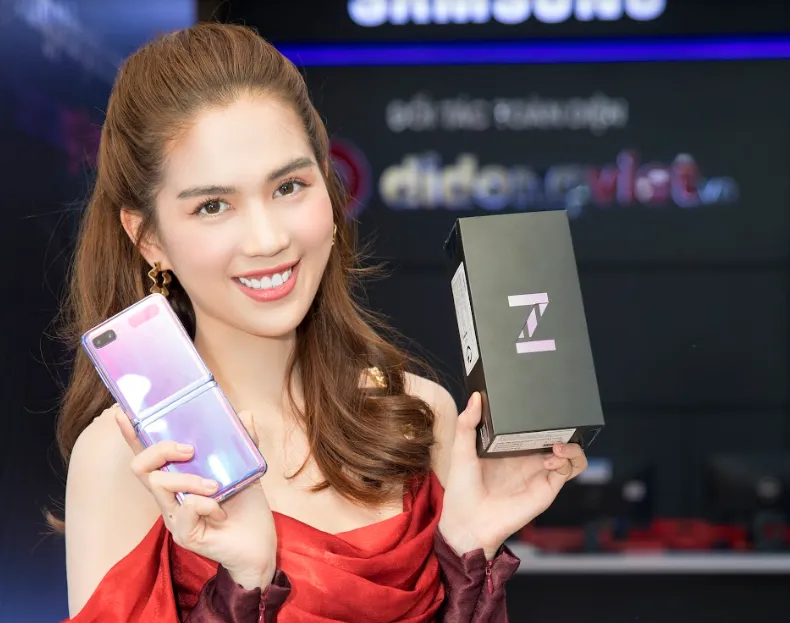 Ngọc Trinh trên tay Galaxy Z Flip đầu tiên trong ngày mở bán tại Di Động Việt ảnh 1