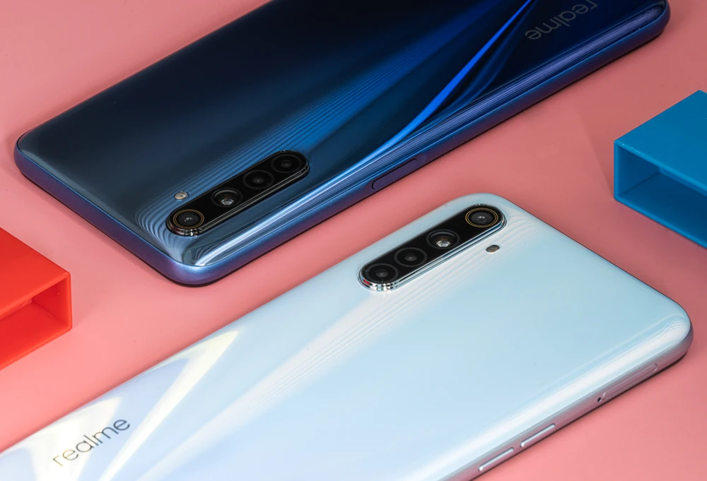 Realme 6 với hai màu: Sao Băng Trắng, Sao Băng Xanh