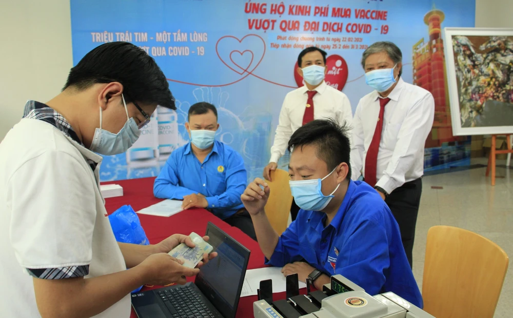 Đại diện Vinasun Taxi trao tiển mua vaccine Covid-19