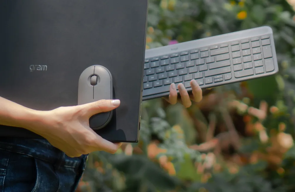 Laptop LG gram 2021 và chuột Logitech Pebble: Hơn cả bộ đôi phong cách! ảnh 2 Laptop LG gram 2021 và chuột Logitech Pebble: Hơn cả bộ đôi phong cách! ảnh 2