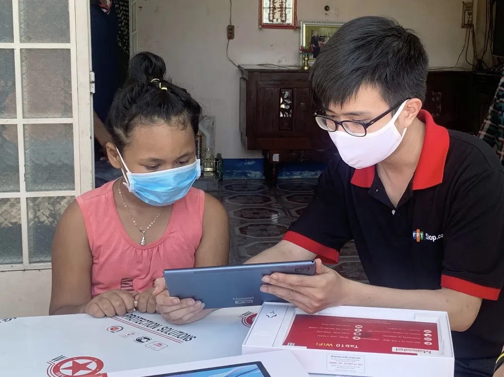 FPT Shop cùng tập đoàn FPT đã tặng 3.300 máy tính cho học sinh có hoàn cảnh khó khăn ảnh 1