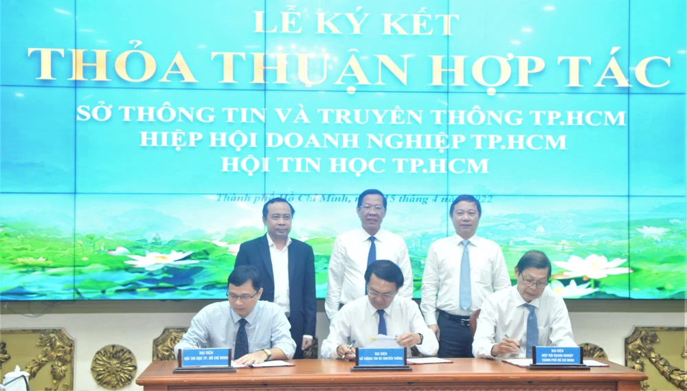 Lễ ký kết thỏa thuận hợp tác giữa Sở TT-TT TPHCM, Hiệp hội Doanh nghiệp TPHCM và Hội tin học TPHCM. Ảnh: CAO THĂNG