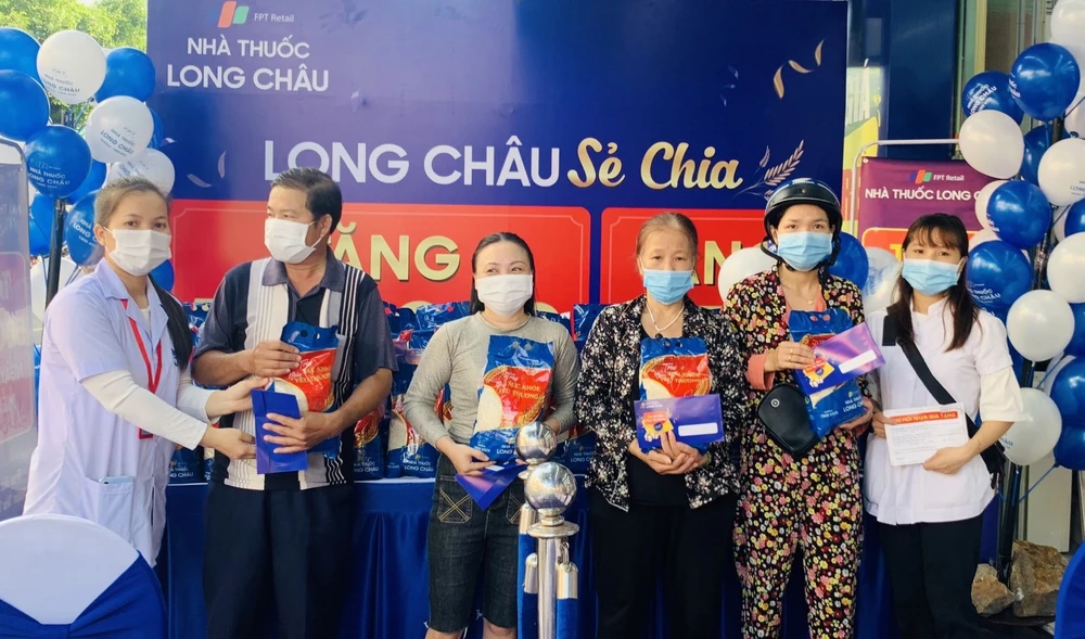 FPT Long Châu tặng thuốc miễn phí và nhiều tấn gạo, sẻ chia cùng những người có hoàn cảnh khó khăn.