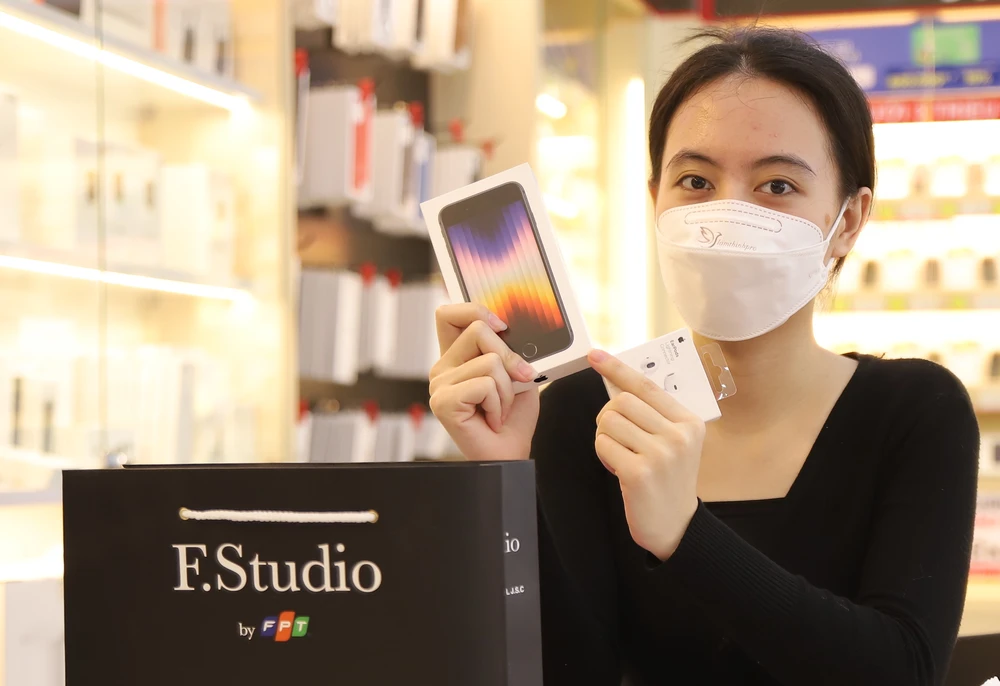 ​ FPT Shop & F.Studio mở bán iPhone SE (2022) chính hãng sớm nhất Việt Nam 