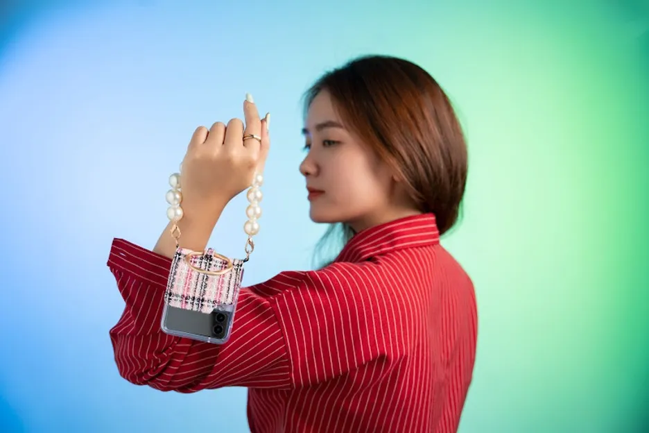 Tại Di Động Việt, Z Fip3 giá cũng chỉ từ 17,99 triệu đồng