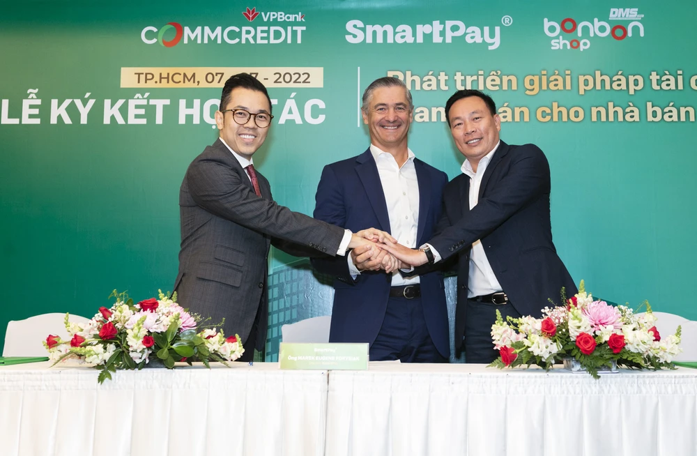 Đại diện VPBank, SmartPay và DMSpro ký kết hợp tác