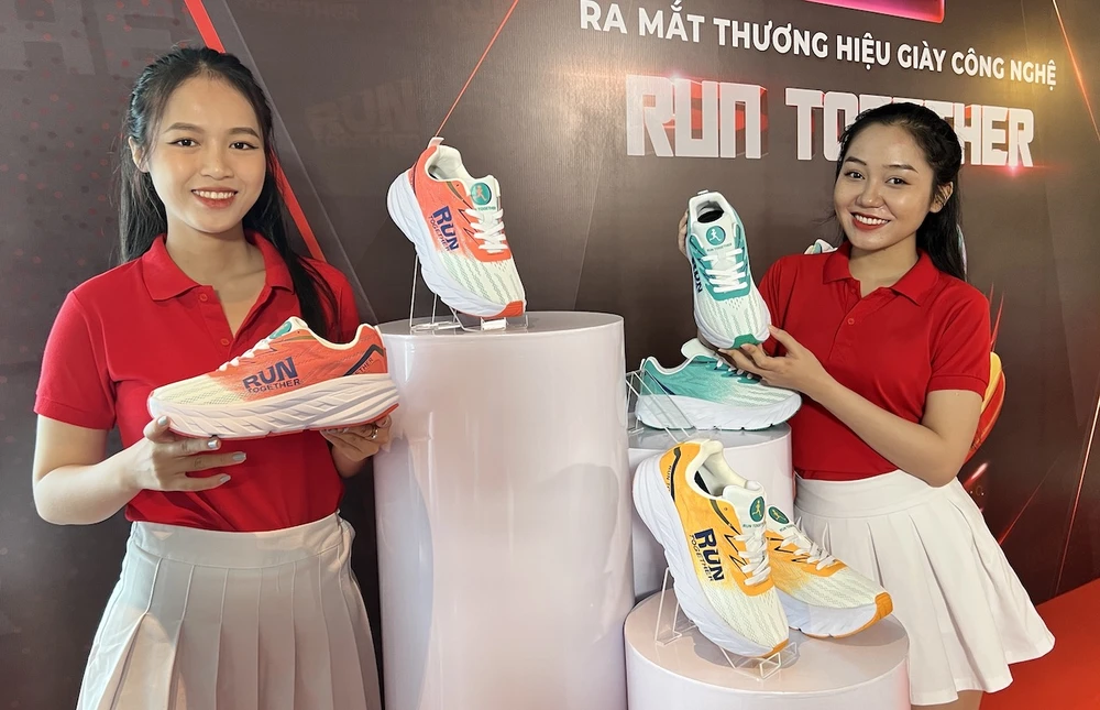 RUN Together Việt Nam giới thiệu giày thể thao gắn chip ​