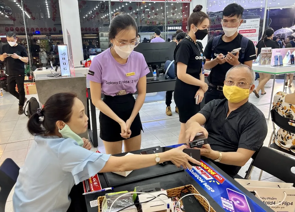 Các nhà bán lẻ đồng loạt mở bán Galaxy Z Fold4 và Galaxy Z Flip4  ​ ảnh 4