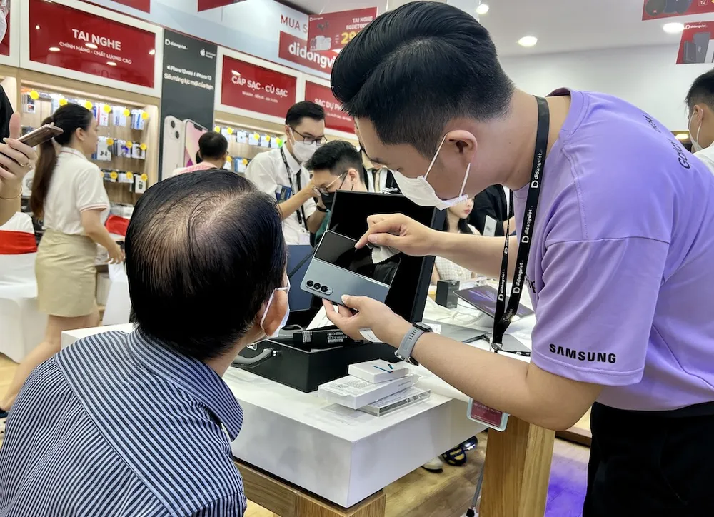 Các nhà bán lẻ đồng loạt mở bán Galaxy Z Fold4 và Galaxy Z Flip4  ​ ảnh 6