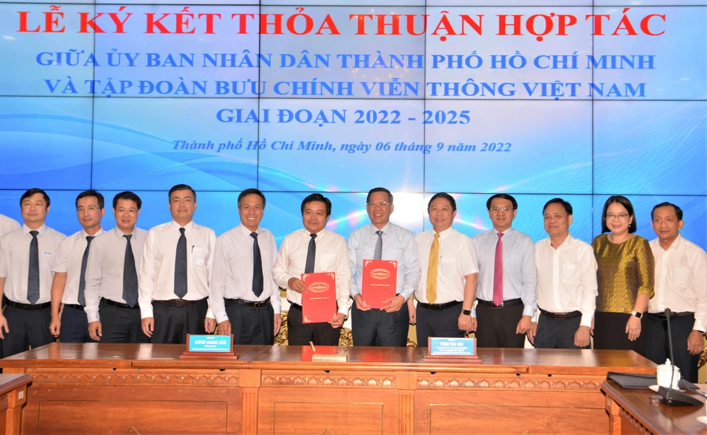 UBND TPHCM và VNPT ký kết “Thỏa thuận hợp tác về chuyển đổi số và xây dựng đô thị thông minh giai đoạn 2022 - 2025". Ảnh: CAO THĂNG