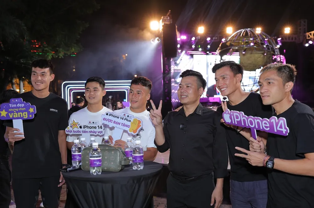 Rạng sáng nay, hàng loạt nhà bán lẻ giao iPhone 14 Series VN/A đến tay người tiêu dùng ảnh 2
