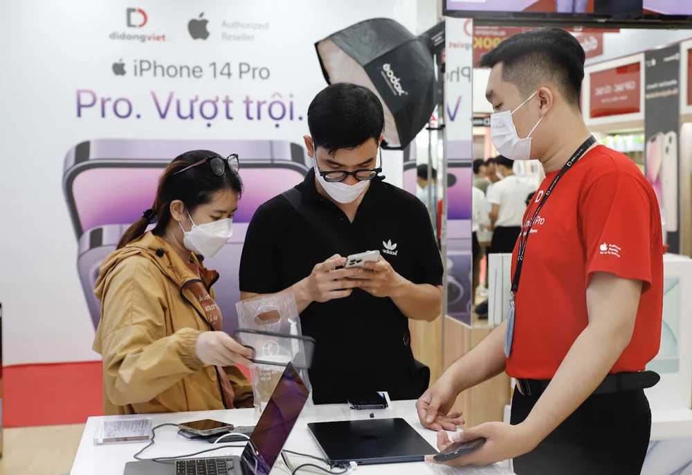 Khách hàng chọn mua iPhone tại Di Động Viêt