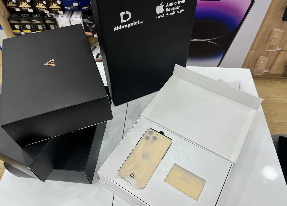 Cận cảnh vẻ lấp lánh của chiếc iPhone 14 Pro Max mạ vàng, đá quý  ảnh 1