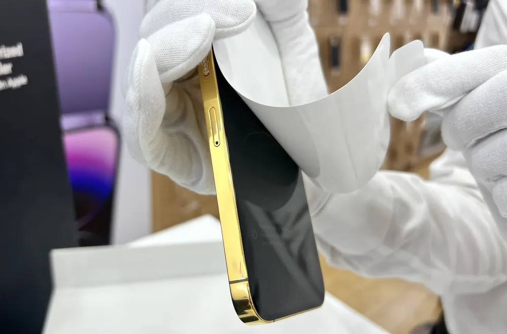 Cận cảnh vẻ lấp lánh của chiếc iPhone 14 Pro Max mạ vàng, đá quý  ảnh 4