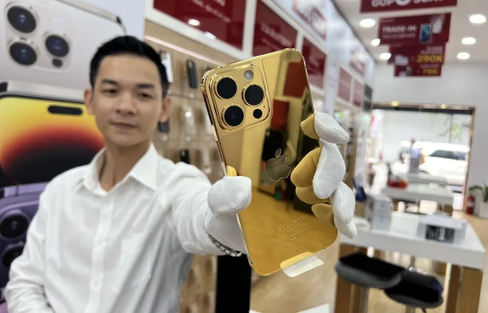 Cận cảnh vẻ lấp lánh của chiếc iPhone 14 Pro Max mạ vàng, đá quý  ảnh 2