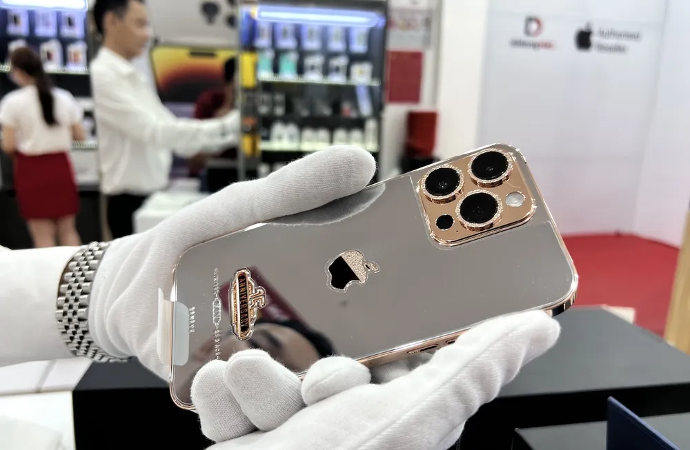 Cận cảnh vẻ lấp lánh của chiếc iPhone 14 Pro Max mạ vàng, đá quý  ảnh 7