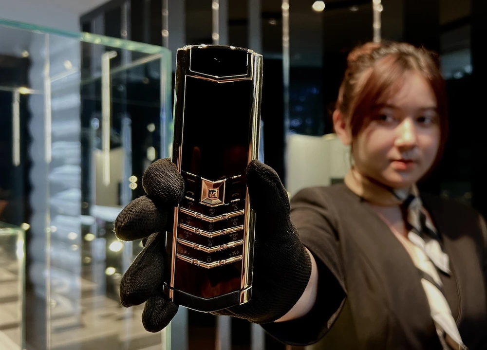 Chiếc Vertu Signature V Full Gold gần 2,3 tỷ đồng tại cửa hàng Vertu ở TPHCM 