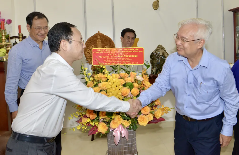 Phó Bí thư Thành ủy TPHCM Nguyễn Văn Hiếu thăm, chúc mừng các nhà giáo nhân dịp 20-11 ảnh 1
