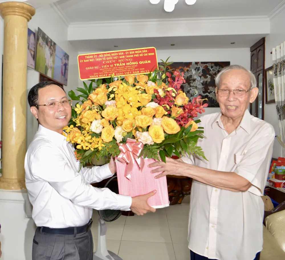 Phó Bí thư Thành ủy TPHCM Nguyễn Văn Hiếu thăm, chúc mừng các nhà giáo nhân dịp 20-11 ảnh 2