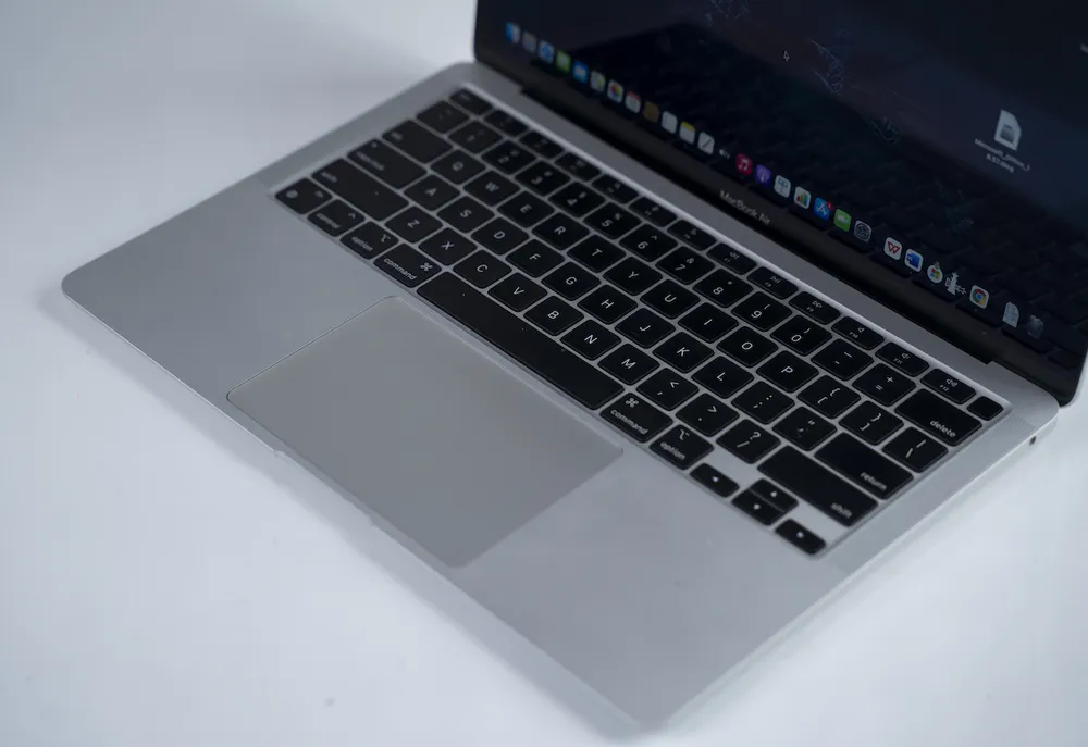 Bất chấp nhiều mặt hàng tăng giá, MacBook Air M1 giảm hơn 6 triệu đồng   ảnh 2 Bất chấp nhiều mặt hàng tăng giá, MacBook Air M1 giảm hơn 6 triệu đồng   ảnh 2