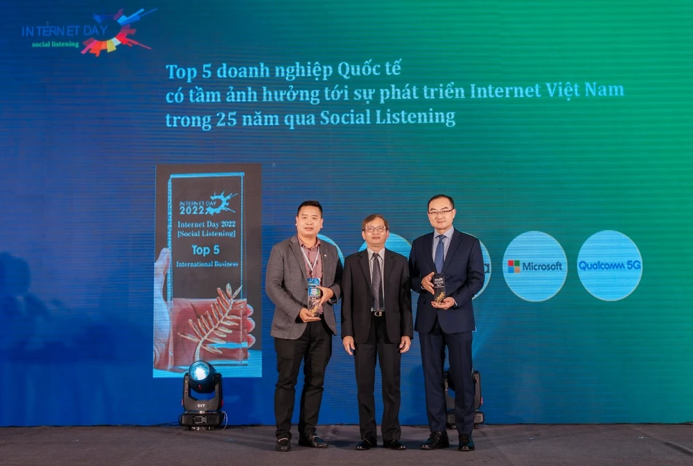 Ông David Wei, Tổng Giám đốc Huawei Việt Nam nhận giải thưởng ​