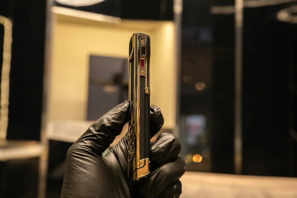 Vertu Signature V Pure Black Full Gold có giá gần 2,3 tỷ đồng, là chiếc điện thoại đắt nhất Việt Nam ảnh 3