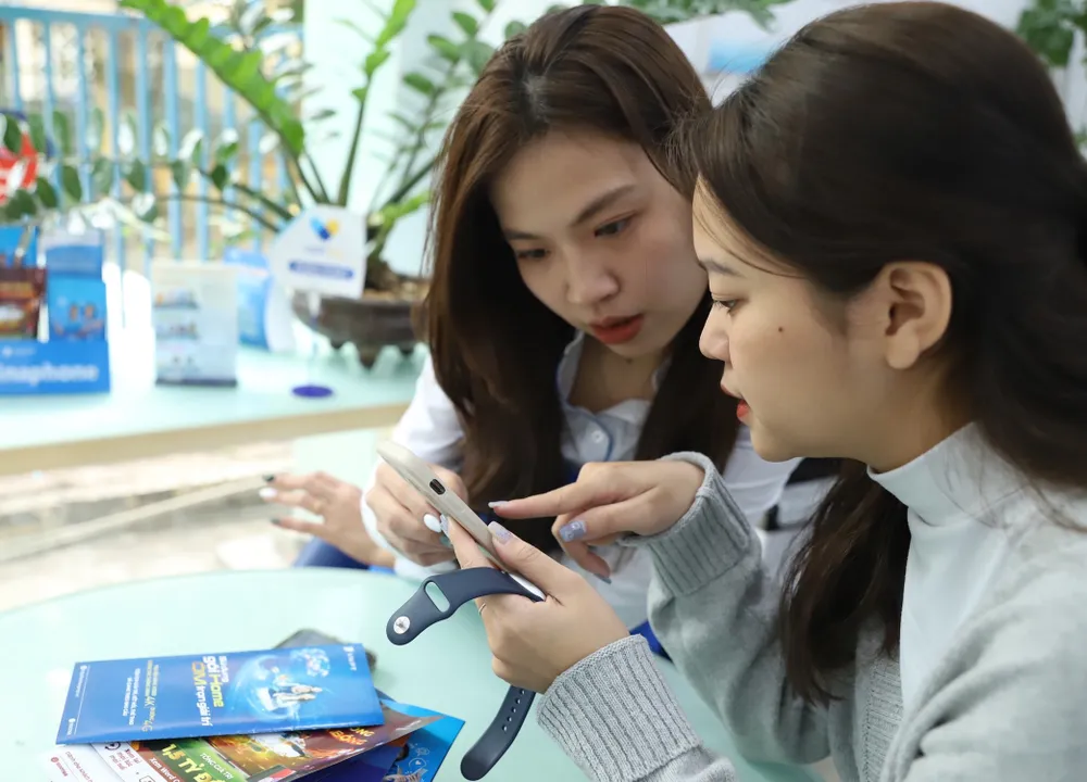 Khi người dùng sử dụng Apple Watch phiên bản hỗ trợ eSIM, nó sẽ trực tiếp kết nối với mạng di động và hoàn toàn độc lập, người dùng có thể gọi điện ở bất kỳ đâu có sóng mà không cần điện thoại