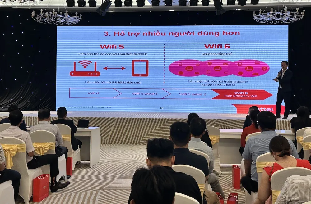 Đại diện Viettel Telecom giới thiệu các tính năng của công nghệ WiFi 6