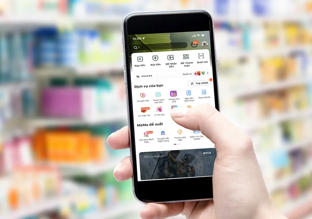 Thanh toán trên MoMo ngày càng được phủ rộng khắp Bà Nguyễn Linh Trang, Giám đốc Trung tâm thanh toán và Dịch vụ hàng ngày của MoMo chia sẻ: “Giờ đây, ngay cả với đơn hàng lẻ đến từng đồng, khách hàng và nhân viên thu ngân của Bách Hóa Xanh đều có thể thực hiện giao dịch một cách chính xác mà không cần bận tâm tiền lẻ. Đặc biệt, mã QR của MoMo giúp giản lược nhiều thao tác trong thanh toán với tốc độ giao dịch chỉ trong vài giây. Không ngừng ứng dụng các công nghệ xu hướng”. Thanh toán trên MoMo ngày càng được phủ rộng khắp Bà Nguyễn Linh Trang, Giám đốc Trung tâm thanh toán và Dịch vụ hàng ngày của MoMo chia sẻ: “Giờ đây, ngay cả với đơn hàng lẻ đến từng đồng, khách hàng và nhân viên thu ngân của Bách Hóa Xanh đều có thể thực hiện giao dịch một cách chính xác mà không cần bận tâm tiền lẻ. Đặc biệt, mã QR của MoMo giúp giản lược nhiều thao tác trong thanh toán với tốc độ giao dịch chỉ trong vài giây. Không ngừng ứng dụng các công nghệ xu hướng”.
