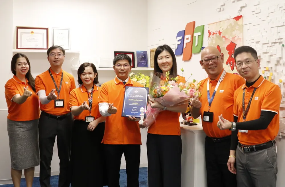 Đại diện tại Công ty Cổ phần FPT Japan trực thuộc FPT Software (Công ty thành viên Tập đoàn FPT) chào đón chị Watanabe Hirona - Kỹ sư hệ thống (thứ ba từ phải qua)