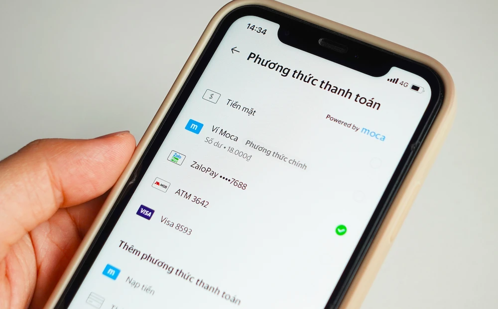 Người dùng ZaloPay thêm kênh thanh toán trên Grab