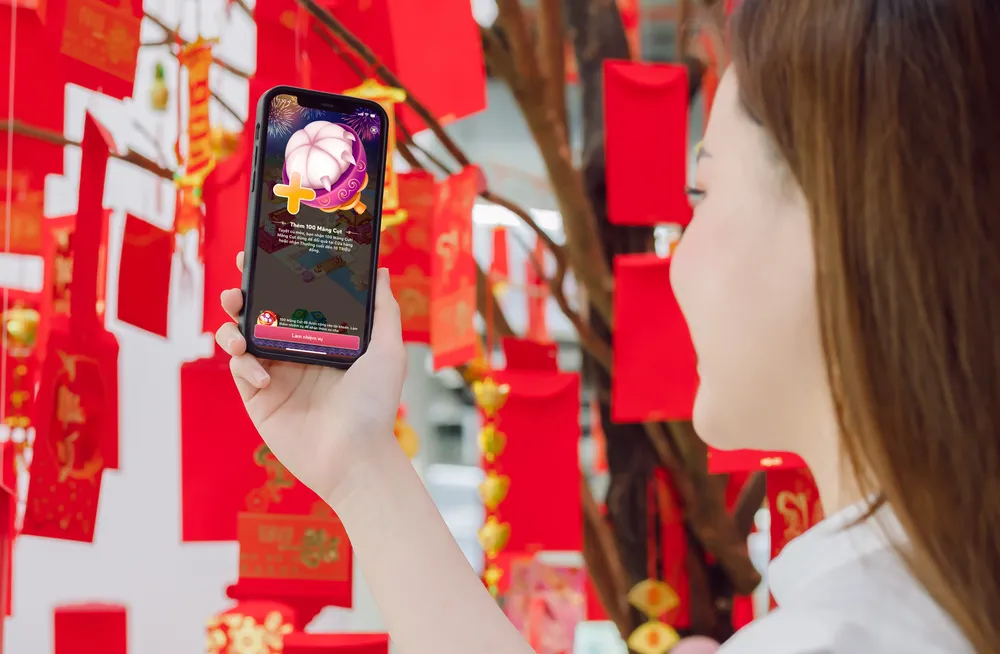 Điểm nhấn đáng chú ý nhất của Lắc Xì năm nay là MoMo khi chọn mèo làm linh vật đúng dịp Tết Quý Mão. Chú mèo trong Lắc Xì 2023 mang dáng vẻ béo ú dễ thương cùng gương mặt vui vẻ, đáng yêu. Điểm nhấn đáng chú ý nhất của Lắc Xì năm nay là MoMo khi chọn mèo làm linh vật đúng dịp Tết Quý Mão. Chú mèo trong Lắc Xì 2023 mang dáng vẻ béo ú dễ thương cùng gương mặt vui vẻ, đáng yêu.