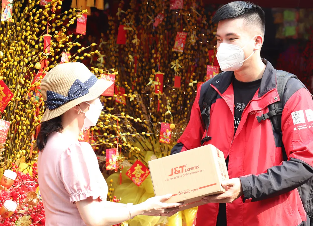 J&amp;T Express đã nhiều năm duy trì hoạt động giao hàng xuyên lễ, tết nhằm đảm bảo nhu cầu chuyển phát phát sinh cũng như đáp ứng hoạt động kinh doanh online của các chủ shop được thông suốt.